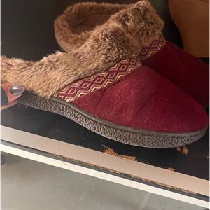 Super warm and comfy slippers with hard sole